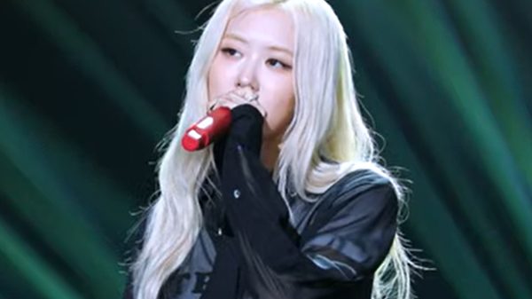 Após acusação de playback, Rosé capricha nos vocais em performance de "Number One Girl"