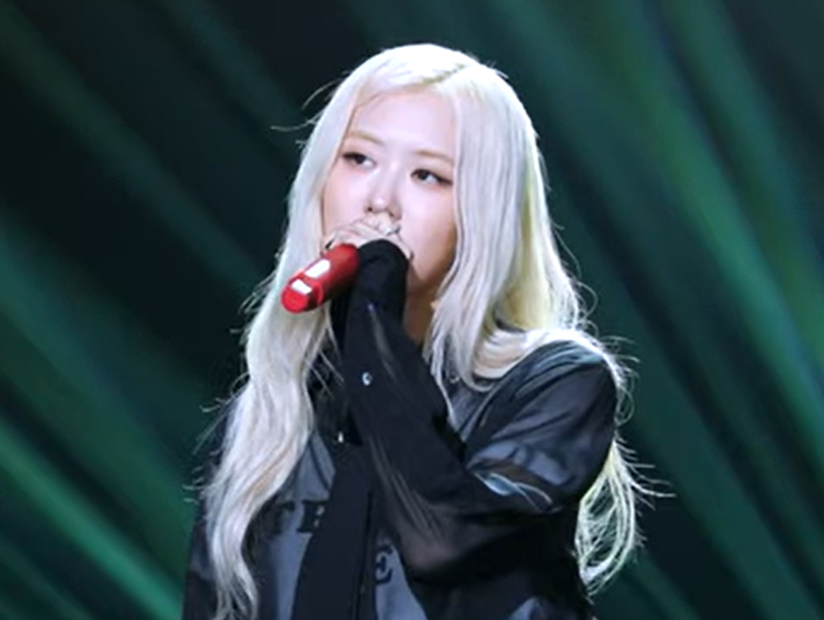 Após acusação de playback, Rosé capricha nos vocais em performance de "Number One Girl"