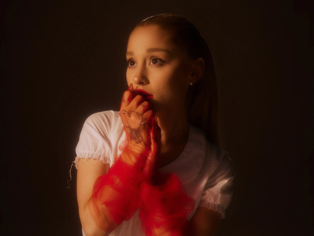 Podcaster anuncia álbum remix de Ariana Grande, mas gravadora nega