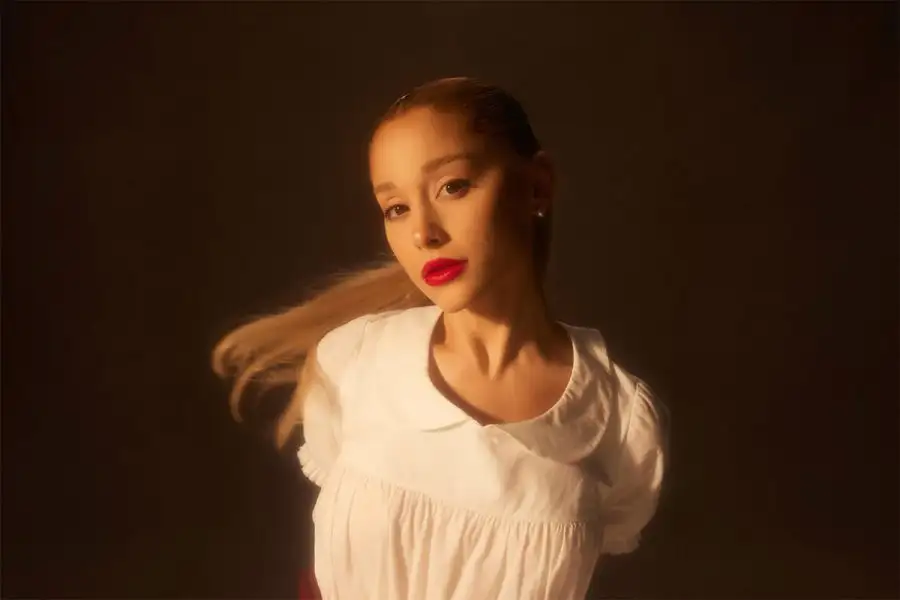 Podcaster revela álbum remix de Ariana Grande, mas gravadora nega