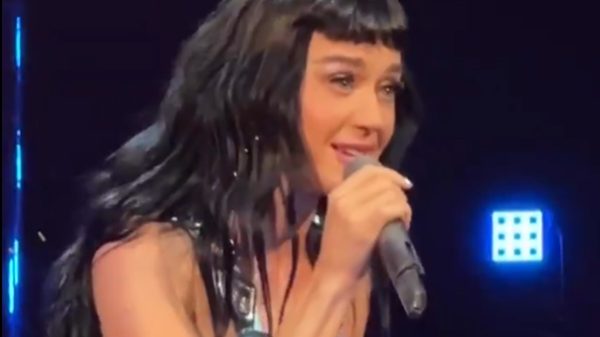 Katy Perry desabafa sobre insegurança em show: "fiquei presa no banheiro"