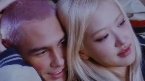 K-Pop: Rosé está namorando ator de seu clipe Evan Mock, afirma site