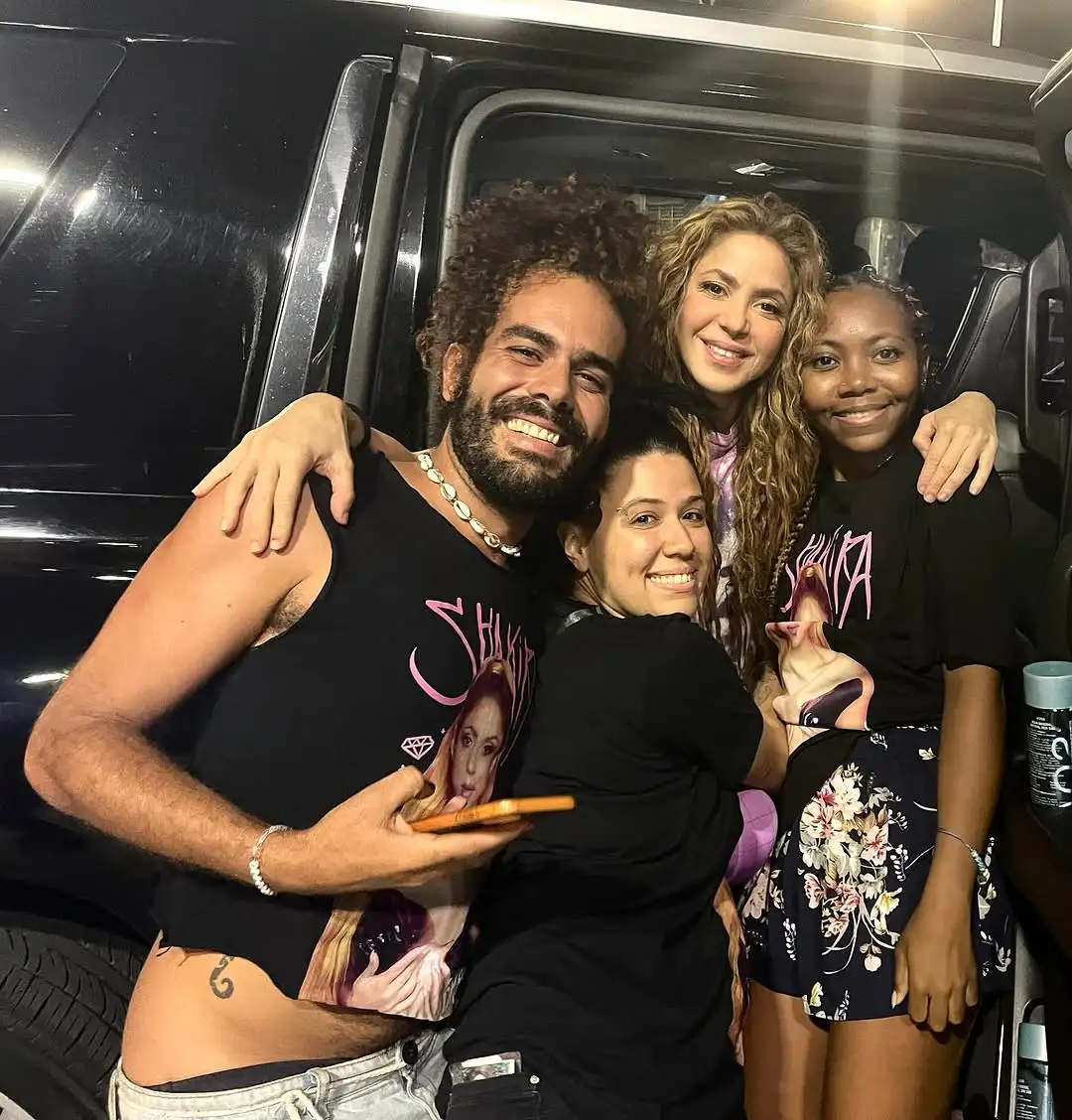 Shakira atende fãs de madrugada no Rio após três horas de ensaio