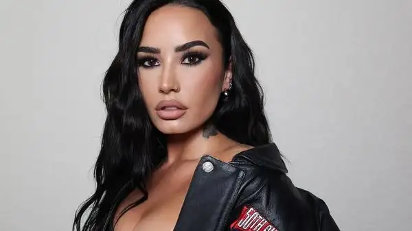 Demi Lovato entra em estúdio com compositores de Justin Bieber e Charli XCX