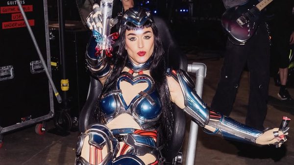 Fã pede música de fora da setlist e Katy Perry brinca: "não vou cantar"