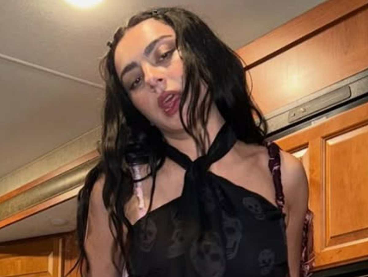 Charli XCX lança música e anuncia álbum "Wuthering Heights" para fevereiro