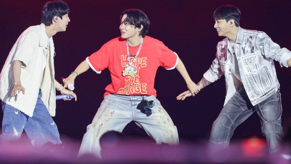 BTS se reúne no palco pela primeira vez em anos: veja vídeos