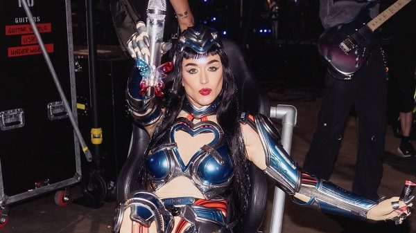 Katy Perry atende pedidos e canta "Walking On Air" em show: veja vídeo