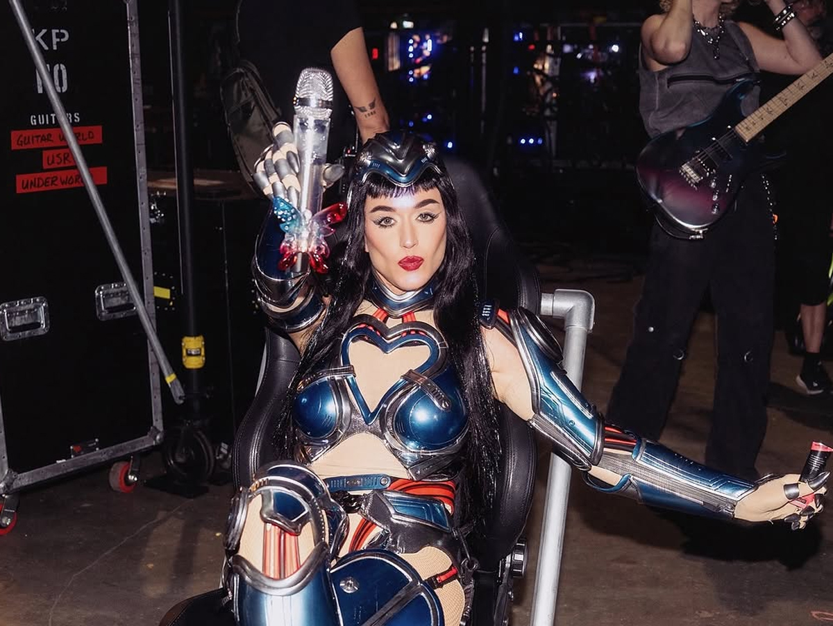 Katy Perry atende pedidos e canta "Walking On Air" em show: veja vídeo