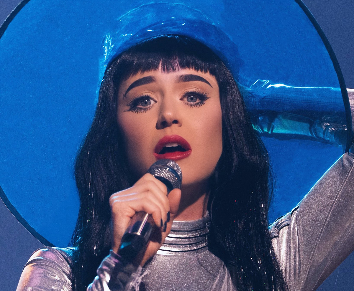 Katy Perry atende pedidos e canta "Walking On Air" em show: veja vídeo