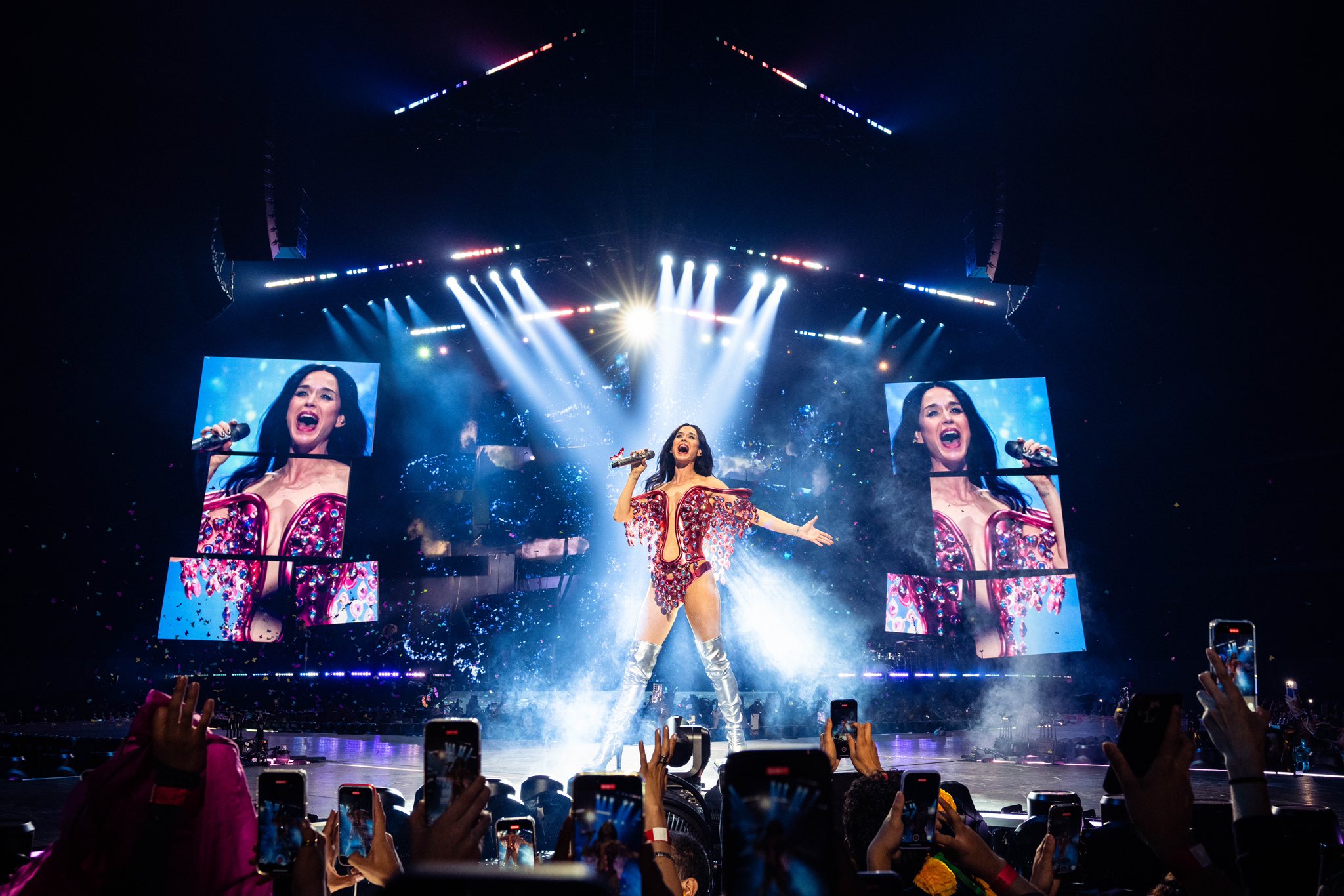 Katy Perry se emociona em último dos 15 shows esgotados na Austrália: veja vídeo