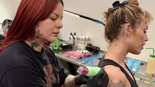 Miley Cyrus tatua palavra no ombro: veja fotos