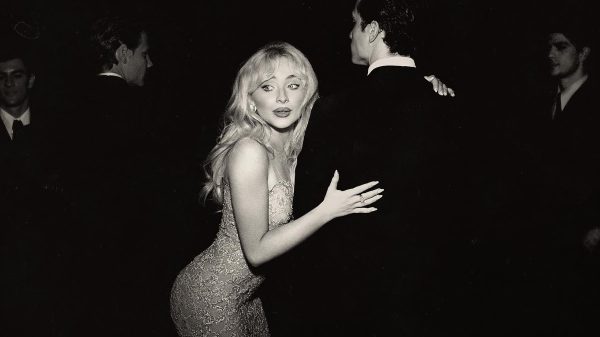 Após críticas, Sabrina Carpenter opta por capa de álbum "aprovada por Deus"