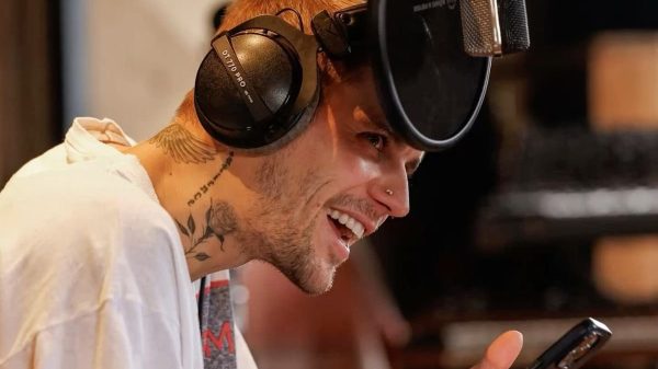 Justin Bieber desbanca Chris Brown e entra no Top 10 histórico de artistas com mais músicas na Billboard Hot 100
