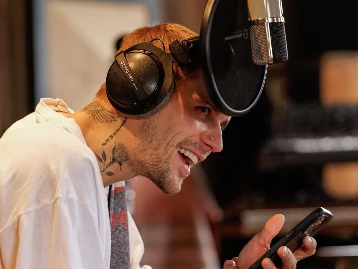 Justin Bieber desbanca Chris Brown e entra no Top 10 histórico de artistas com mais músicas na Billboard Hot 100