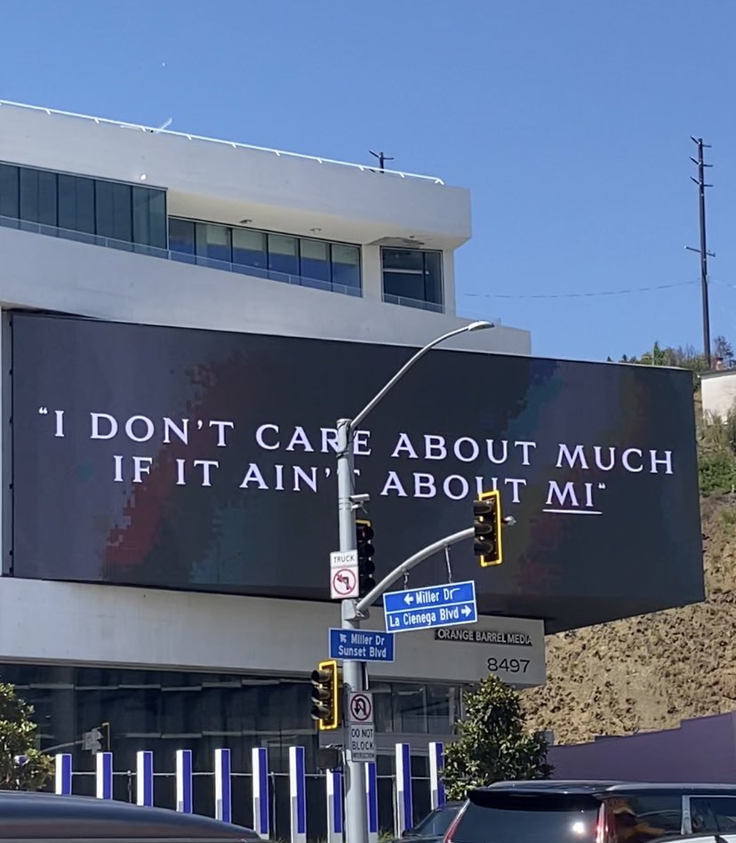 "Here For It All": Mariah Carey espalha versos de músicas em outdoors