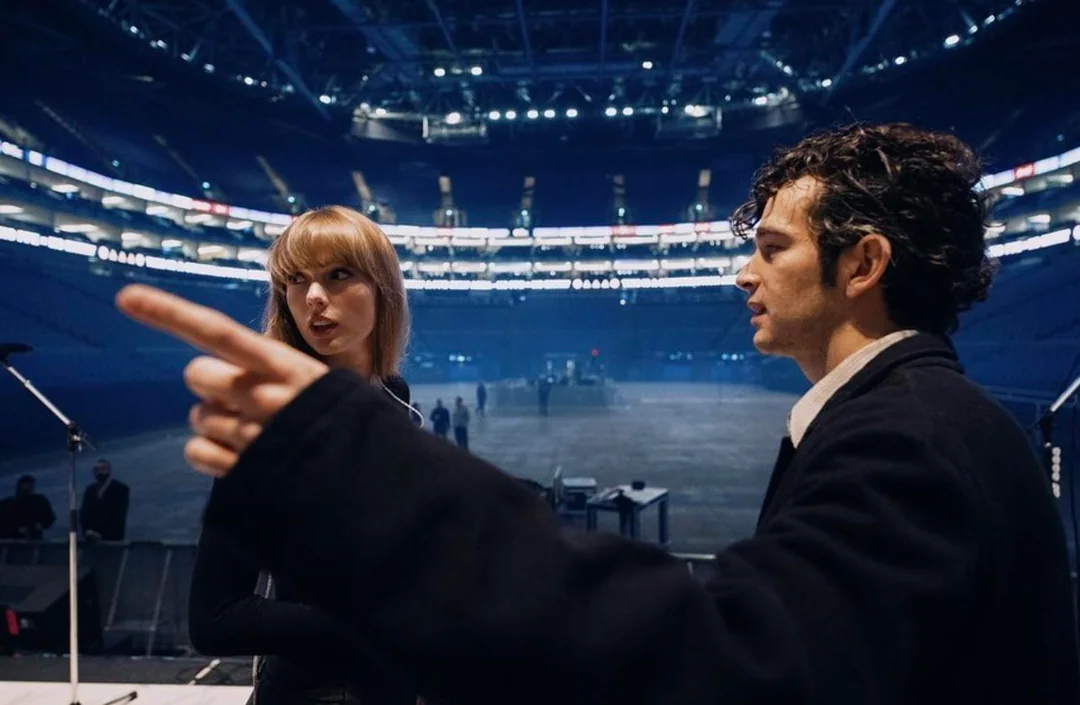 "Estou feliz de não ser mais sogra de Taylor Swift", diz mãe de Matty Healy