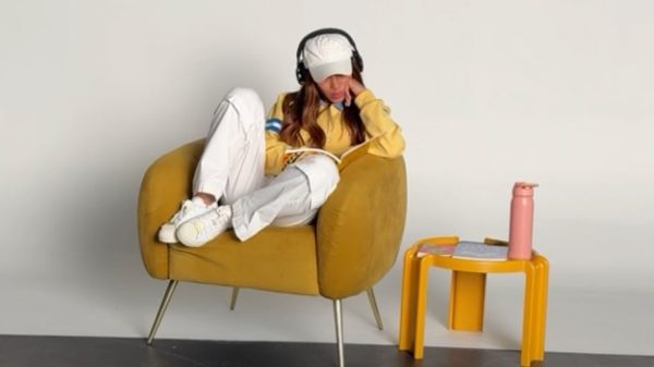 Anitta abre 'live' e lê em silêncio por 30 minutos: saiba qual livro