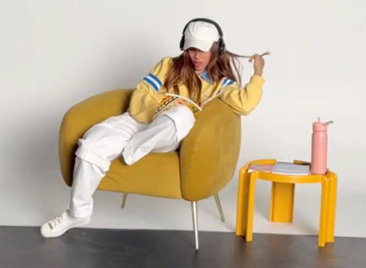 Anitta abre 'live' e lê em silêncio por 30 minutos: saiba qual livro