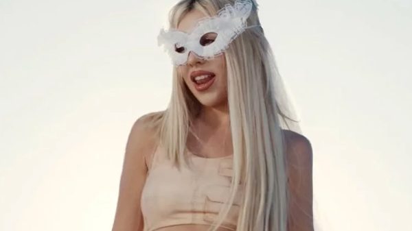 O drama de Ava Max: traída pelo namorado com amiga, sem empresários e atacada nas redes
