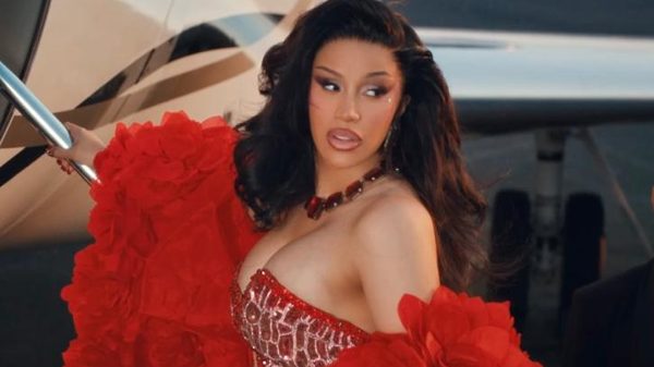 Cardi B leva golpe de US$ 60 mil no cartão de crédito e desabafa