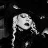 Lady Gaga anuncia data de lançamento de "Dead Dance" com 7 fotos inéditas