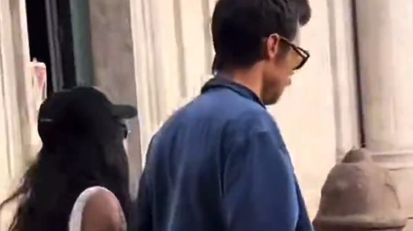 Harry Styles é flagrado com Zoë Kravitz em Roma: veja vídeo