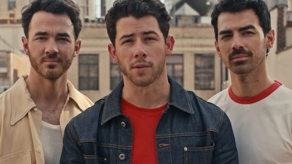 Billboard 200: Jonas Brothers conquistam Top 10 com 50 variantes de CD