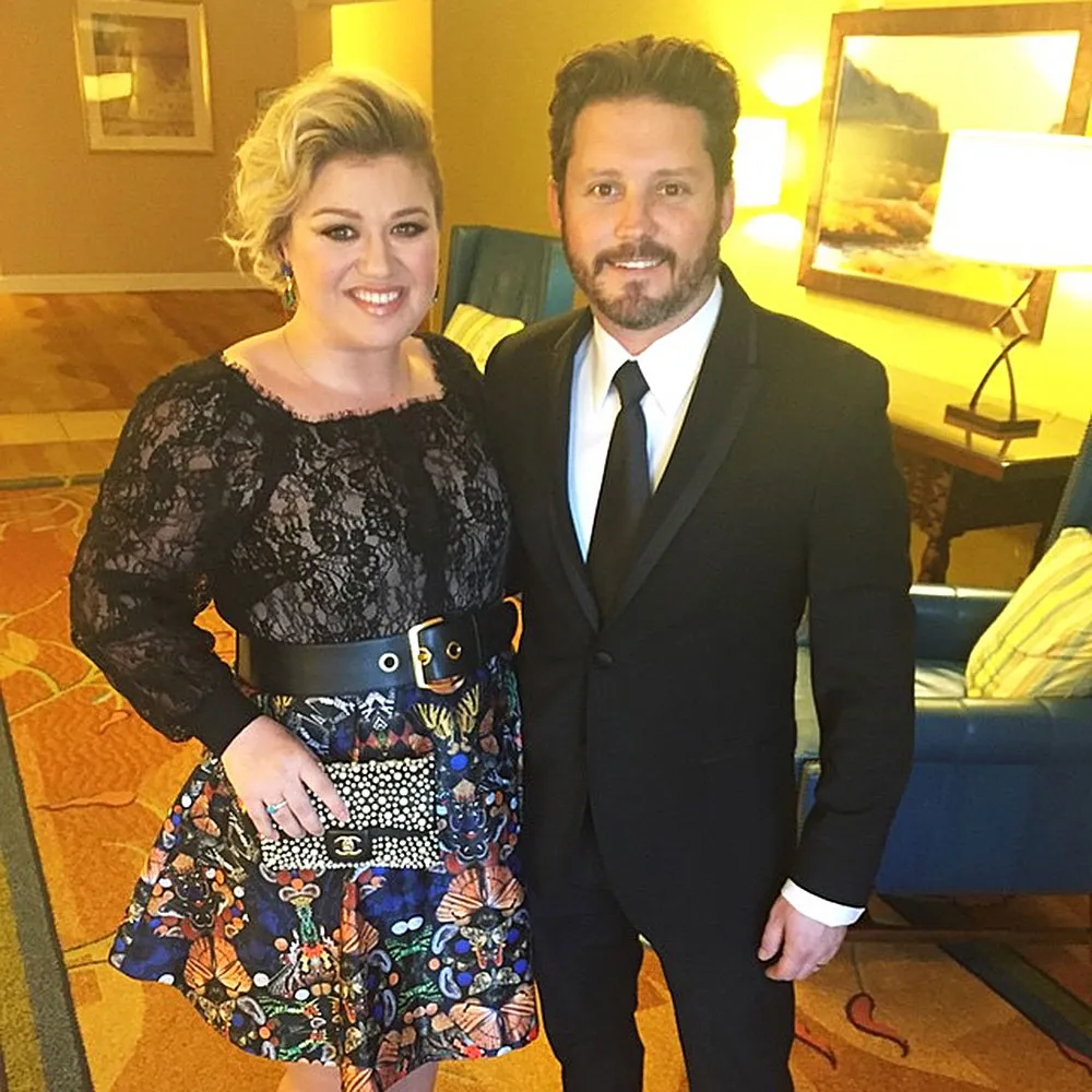 Um dia após Kelly Clarkson cancelar shows, família anuncia morte do ex-marido Brandon Blackstock