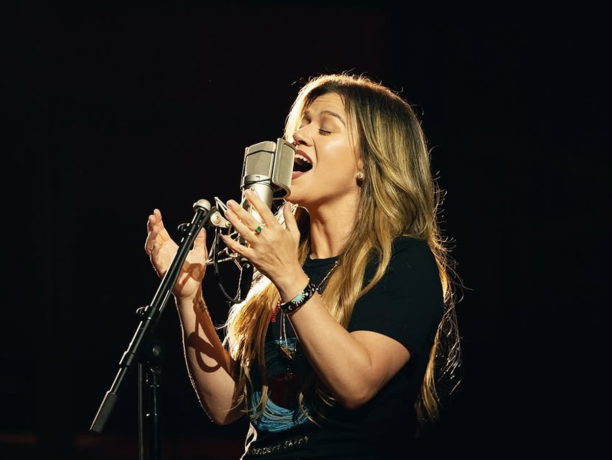 Kelly Clarkson cancela outro show após morte do ex-marido