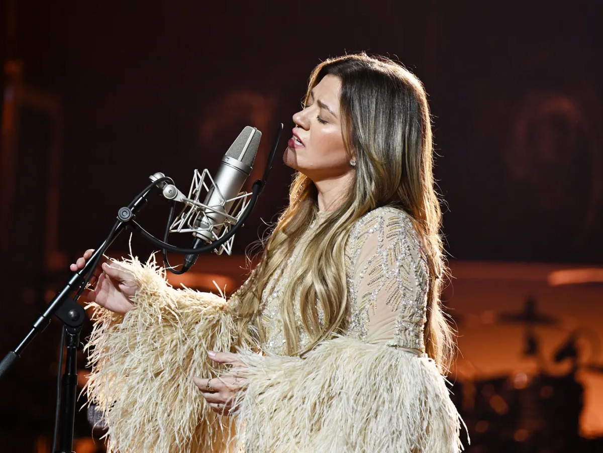 Kelly Clarkson cancela outro show após morte do ex-marido