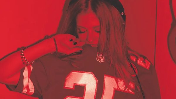 Luísa Sonza lança versão em português de hino de time da NFL