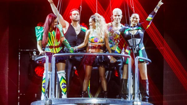 Anahí faz post comemorativo da "Soy Rebelde Tour" e marca só Dulce María