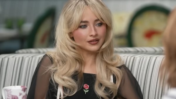 Sabrina Carpenter brinca sobre significado +18 de "Tears": não é sobre choro
