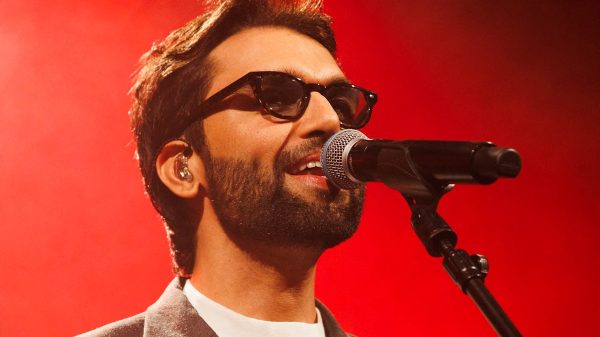 Silva fica nu para anunciar álbum novo