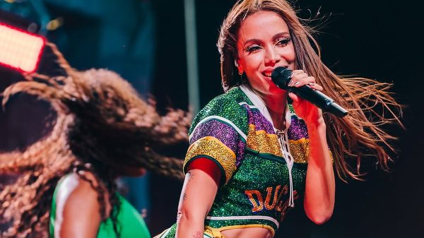 Réveillon e Ensaios: Anitta se prepara para anunciar novos shows no Brasil!
