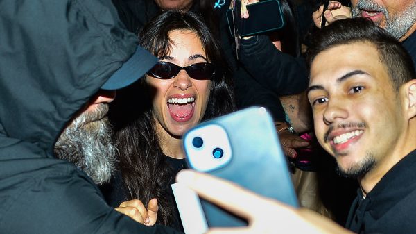 30 fotos da chegada de Camila Cabello a São Paulo para show no The Town