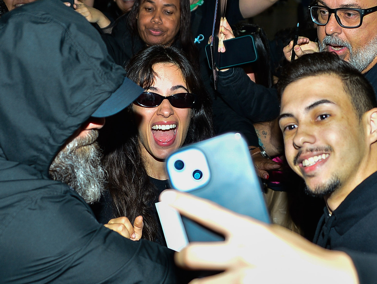 30 fotos da chegada de Camila Cabello a São Paulo para show no The Town