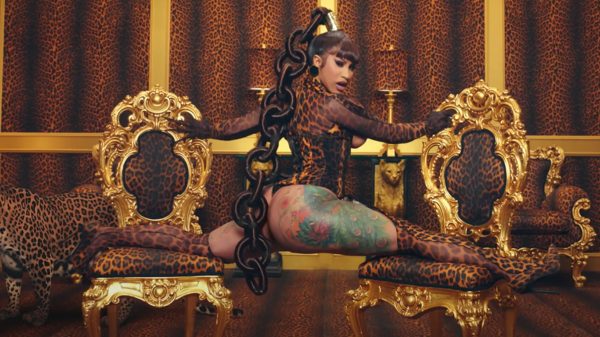 Cardi B explica como conciliará turnê e gravidez: "farei espacate"
