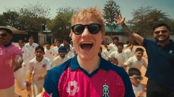 Ed Sherean estreia "Play" no topo da parada britânica; JADE fica em 3º