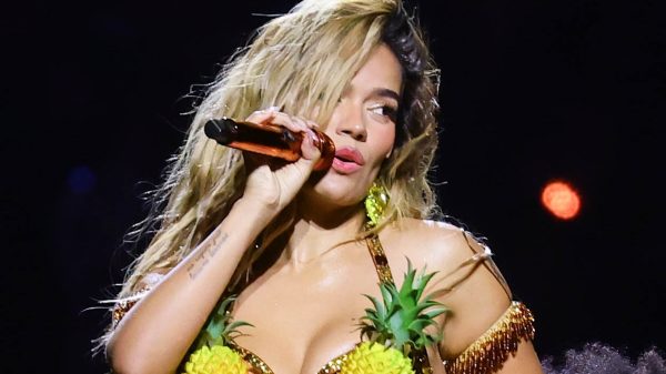 Karol G e Sabrina Carpenter são cotadas para headliners do Festival Coachella