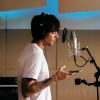 Louis Tomlinson divulga título, capa e data de lançamento de álbum novo
