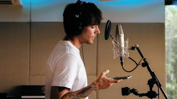 Louis Tomlinson divulga título, capa e data de lançamento de álbum novo