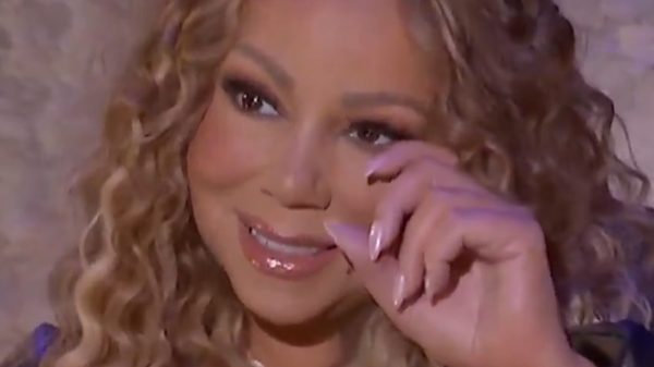 Mariah Carey se emociona ao ouvir sua própria música: veja vídeo