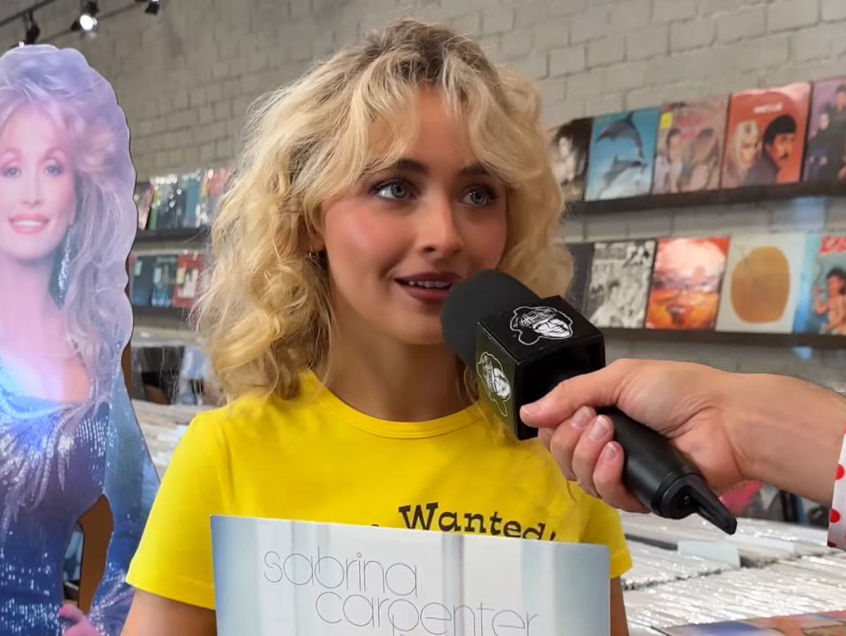"Hollywood Records não dava a mínima para mim", diz Sabrina Carpenter