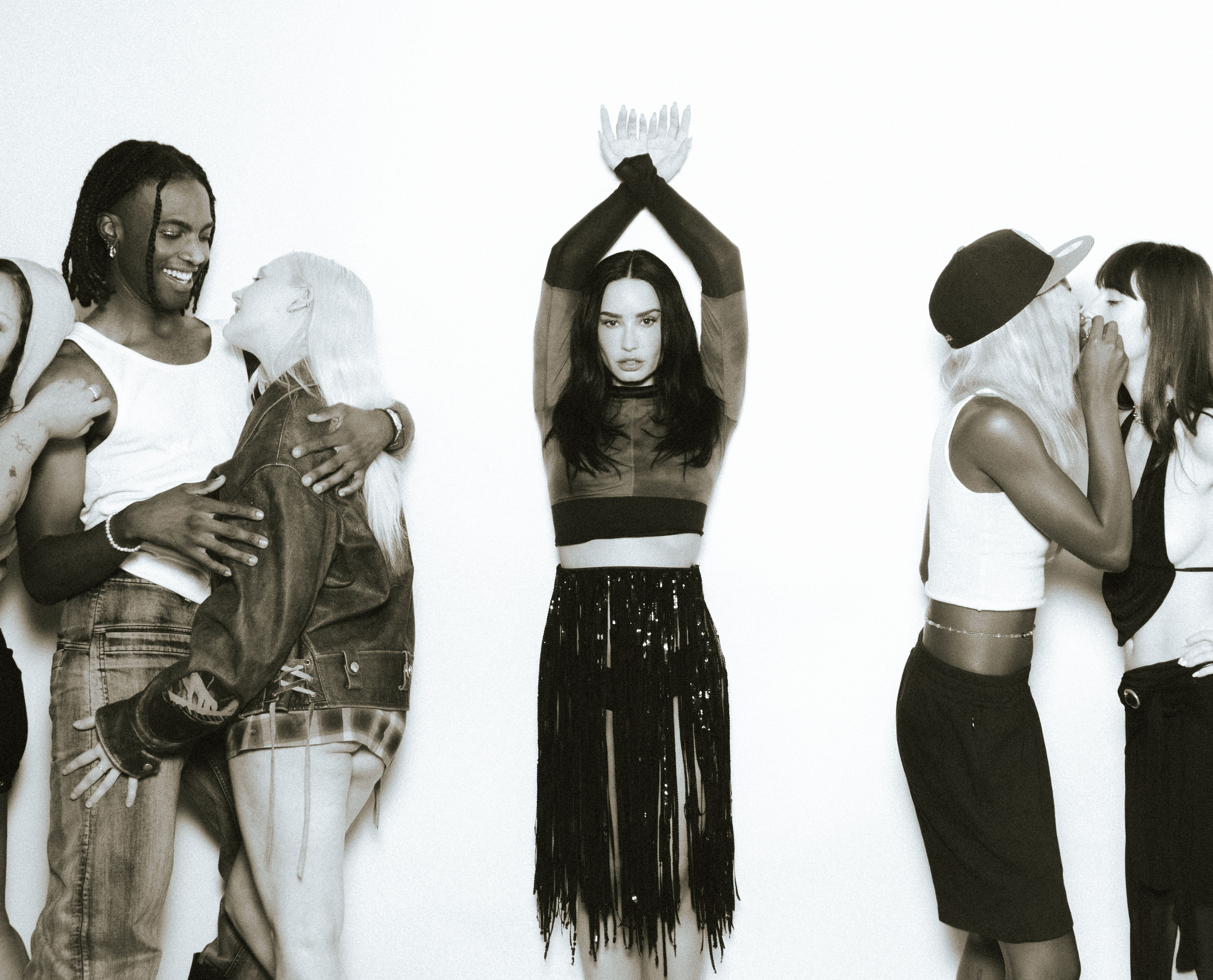 "Acho que alguns casais se formaram no set de 'Kiss", conta Demi Lovato