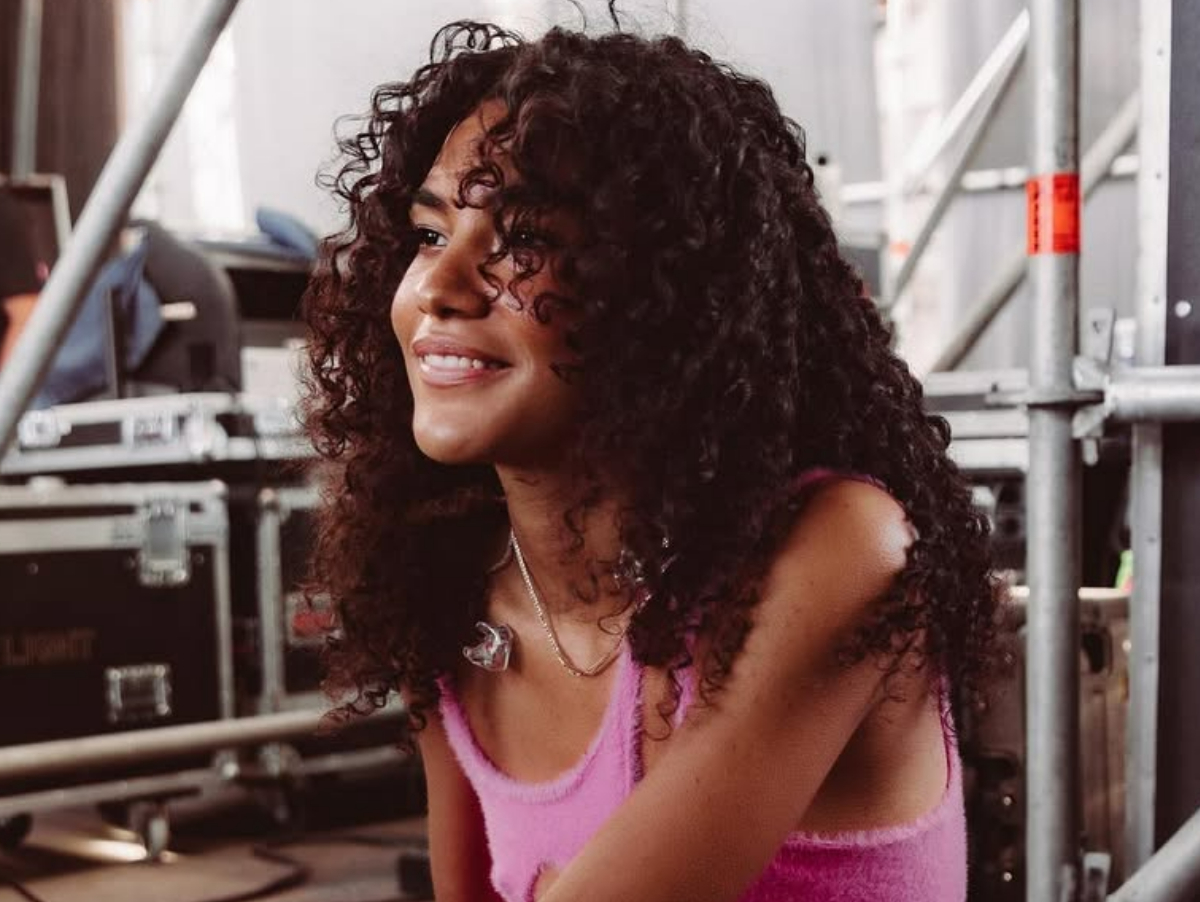 Olivia Dean lidera paradas de álbuns e de singles do Reino Unido ao mesmo tempo
