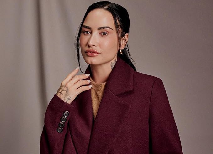 "Estou cansada de mudar de gênero", diz Demi Lovato de volta ao pop