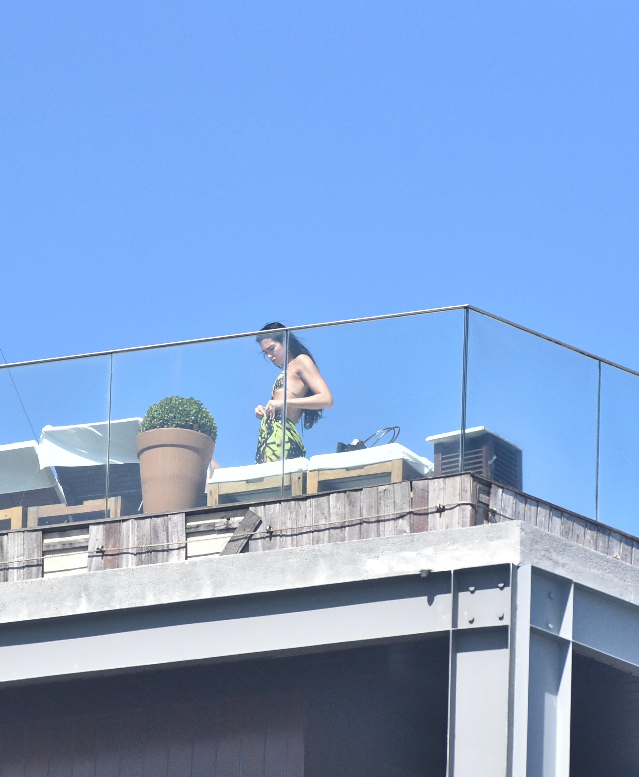 Dua Lipa no Brasil: paparazzi fazem fotos da cantora de biquíni no hotel