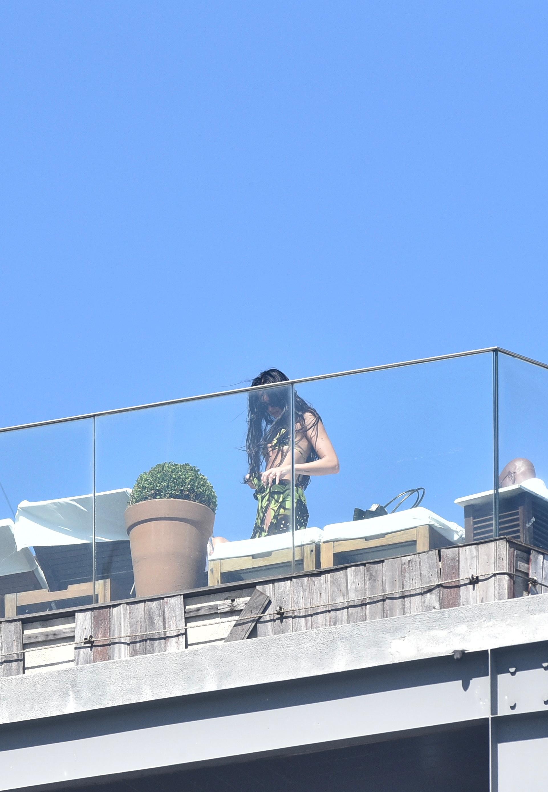Dua Lipa no Brasil: paparazzi fazem fotos da cantora de biquíni no hotel